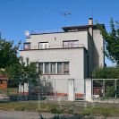 Vila Karla Chocholy: v pohledu na jižní průčelí vyniká sestava postupně gradujících hmot budovy; foto Nebe 2026.