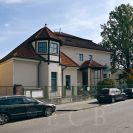 Westenova vila: budovy v severozápadní části tvoří domek vrátného, v pozadí garáž; foto Nebe 2026.