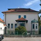 Westenova vila: vstupní průčelí z Dukelské ulice; foto Nebe 2026.
