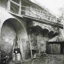 Železná panna: dvorek za hradební věží Železná panna se zbytkem hradebního ochozu na kamenných krakorcích, foto J. Seidl kolem roku 1930; sbírka J. Dvořáka.