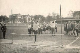Atletika: skok vysoký, instruktáž na Sokolském ostrově v Českých Budějovicích 1928; SOkA.