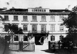 Beseda českobudějovická: budova na pohlednici z 20. století, ze sbírek Jihočeského muzea v Českých Budějovicích.