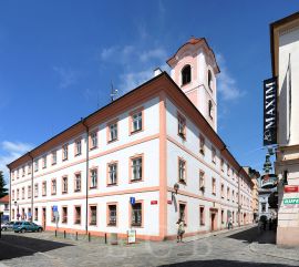 Biskupská rezidence: z nároží Široké a Biskupské ulice; foto K. Kuča 2010.