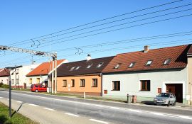 Borek: domy podél hlavní ulice, Pražské třídy; foto Nebe 2018.