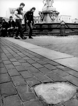 Dlažba: náměstí Přemysla Otakara II., keramická dlažba podle návrhu Pavla Janáka z 30. let 20. století; foto J. Hampl.
