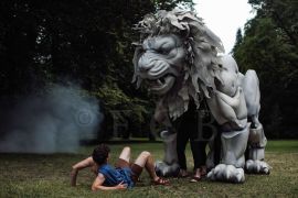Jihočeský divadelní festival: inscenace Herkules s velkoformátovými loutkami z dílny scénografa Jána Tereby, foto Lucie Urban; archiv Malé divadlo.