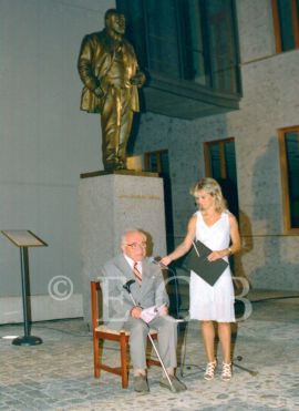 Kakuška Karel: projev při odhalení sochy Augusta Zátky na dvoře radnice 22. 8. 2000; foto D. Kovář 2000.