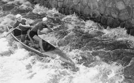 Kanoistický vytrvalostní závod České Budějovice – Praha: dvojice Kaňka – Fuka závodili 1953 v prestižní kategorii C2 - kánoe dvojic, detail lodi; archiv J. Štumbauera.