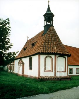 Morový špitál s kostelem Nejsvětější Trojice; foto O. Sepp 1998.