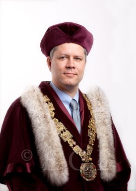 Machula Tomáš: v akademickém taláru jako rektor Jihočeské univerzity v Českých Budějovicích 2016—2020; archiv Jihočeské univerzity.