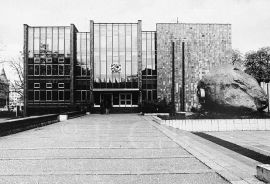 Muzea: Muzeum dělnického revolučního hnutí jižních Čech, otevřené 1975; sbírka J. Dvořáka.