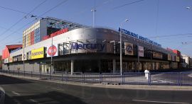 Nádraží (autobusové): vstupní portál  v pohledu z Nádražní třídy v roce 2007, k propojení s železničním nádražím sloužily v 2007 podchody; archiv A8000.