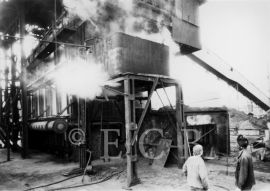 Plynárenství: provoz plynárny krátce před demolicí; archiv V. Vondry.