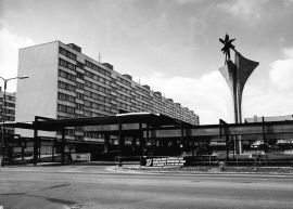 Pražské sídliště: památník Pařížské komuny (1976) před obchodním domem Družba, část parkoviště a bytová výstavba, 1985, sbírka J. Dvořáka; archiv SOkA.