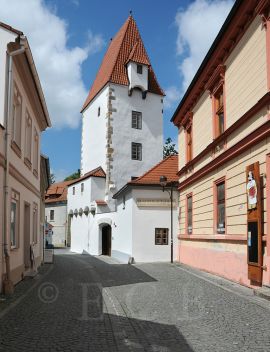 Rabenštejnská věž: pohled z České ulice v prvním desetiletí 21. století; foto K. Kuča 2010.