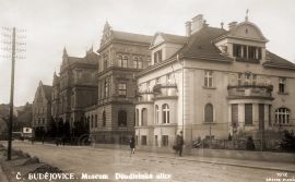 Rechtsova vila: s původním půlválcovým rizalitem a schodištěm do zahrady, Senovážné náměstí č. 15, po roce 1928; archiv M. Šilhan.