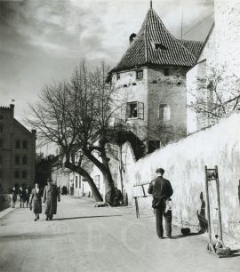 Řemesla a živnosti: ruční výroba provazů na nábřeží za klášterem, asi 1935, foto T. Sýkora; SOkA.
