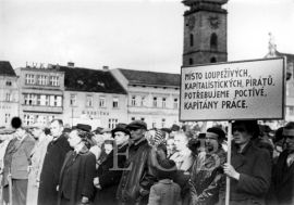 Rok 1948: demonstrace 23. 2. 1948 na náměstí Přemysla Otakara II.; ze sbírek Jihočeského muzea v Českých Budějovicích.