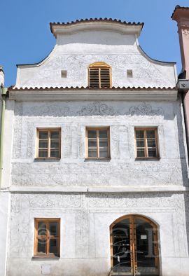 Sgrafito: dům č. 22 v Hroznové ulici s pozdně renesanční sgrafitovou fasádou; foto K. Kuča 2010.