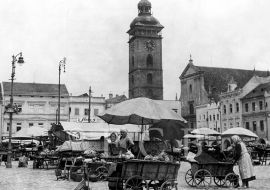 Trhy: na náměstí Přemysla Otakara II., 30. léta 20. století; sbírka J. Dvořáka.