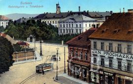 Tabáková továrna: kolorovaná pohlednice z počátku 20. století; sbírka J. Dvořáka.