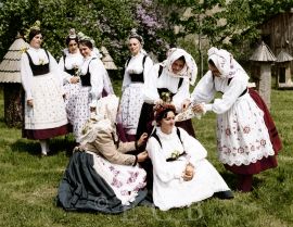 Úsvit: momentka z přípravy členek souboru na vystoupení, rok 1975; SOA Třeboň.