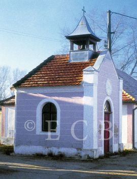 Vráto: kaple na návsi; foto K. Kuča 1998.