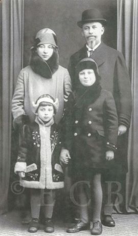 Veselý Jindřich: foto s rodinou; podle knihy Cífka Stanislav, Jindřich Veselý tvůrce moderního českého loutkářství, 1986.