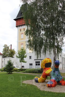 Vodárenská věž: areál parku s keramickou fontánou ČEVAVA sochařky Alexandry Koláčkové (*1964) v blízkosti zrekonstruované věže; archiv společnosti Čevak a.s.