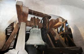Zvony: původní zvon Bumerin z roku 1723 na Černé věži; foto K. Kuča 2010.
