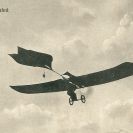 Aviatické produkce: propagační pohlednice Oswalda Kahnta s letovým snímkem letounu Grade; soukromý archiv P. Svitáka.