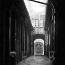 Bazar: Pohled do průchodu s jednotlivými krámky; foto z 1. poloviny 20. století, sbírka J. Dvořáka.