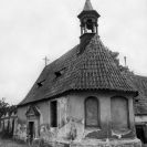 Chudobinec: kaple morového špitálu s kostelem Nejsvětější Trojice, který v 19. století získal nové určení jako chudobinec; SOkA.
