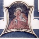 Domovní znamení: Madona s dítětem na průčelí domu č. 53 v České ulici; foto O. Sepp 1998.