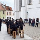 Divadlo a divadelní život: velikonoční hrkání jako pouliční inscenaci do města přinesl divadelník a režisér Víťa Marčík, má zde tradici od roku 2010; foto Nebe 2025