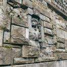 Dobrá Voda u Českých Budějovic: detail zdobení zdiva blízko vstupu do Štoly svatého Šebestiána (svaté Barbory) od místního sochaře Edwina Schopenhauera; foto Nebe 2025.