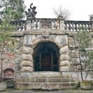 Dobrá Voda u Českých Budějovic: zdobený vstup do Štoly svatého Šebestiána (sv. Barbory) od místního sochaře Edwina Schopenhauera; foto Nebe 2025.