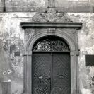 Dominikánský konvent: vstupní portál z Piaristického náměstí do křížové chodby, stav v roce 1969, foto P. Špandl; SOkA.