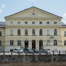 Dům kultury Slavie: průčelí budovy z protějšího břehu Malše; foto Nebe 2020.