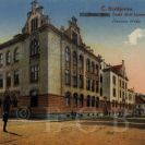 Husova třída: blok secesních školních budov z počátku 20. století, dobová kolorovaná pohlednice; sbírka J. Dvořáka.