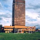 Hotely: výšková budova hotelu Gomel na Pražské třídě; foto O. Sepp 1998.