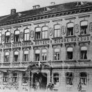 Hotely: průčelí Hotelu U Císaře rakouského naproti nádražní budově; sbírka J. Dvořáka.