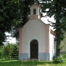 Hůry: novobarokní kaple na návsi z roku 1865; foto K. Kuča 2005.