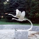 Kašny: nádrž s plastikou Františka Mrázka u křižovatky Mánesovy ulice a Lidické třídy z roku 1963; foto J. Lipold.