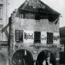 Kneisslův dům: stav domu v roce 1900 ještě se zachovalým zbytkem stupňovitého štítu; sbírka J. Dvořáka; SOkA.