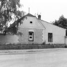 Koněspřežní železnice: strážní domek na původním místě před rozšířením  Mánesovy třídy 1977; archiv NPÚ.