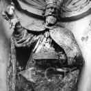 Kostel svatého Mikuláše: socha svatého Mikuláše na průčelí kostela, stav před restaurováním v 80. letech 20. století; SOkA.