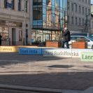 Lannova třída: instalace betonových laviček s historickými názvy ulice; foto Nebe 2021.