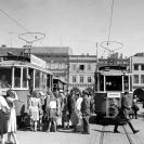 Městská hromadná doprava: tramvaje na náměstí Přemysla Otakara II. před polovinou 20. století; sbírka J. Dvořáka.