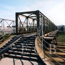 Mosty: železná lávka nad kolejištěm nádraží; foto O. Sepp 1998.